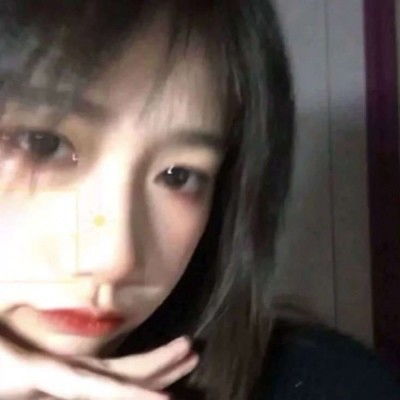 网易云热评发现班花桌里有包烟,我给老师讲后,他没夸我反而说我是