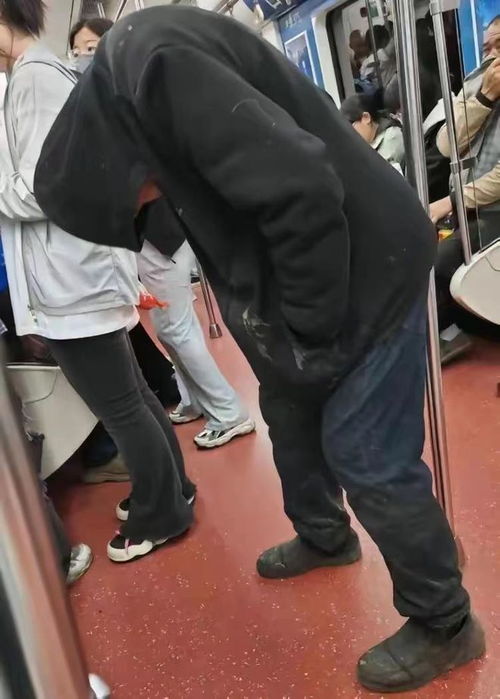 西安地铁神秘黑衣男子身份查明,系外部人员,真容曝光