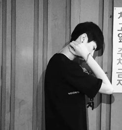 男头黑白侧影阳光帅