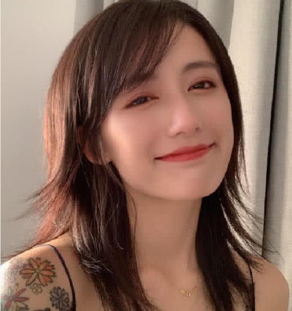 黑尾酱肚兜照被曝光,性感身材一览无遗,李诞真有福气