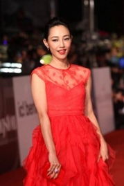 女星红火迎新年红色开运穿搭示范