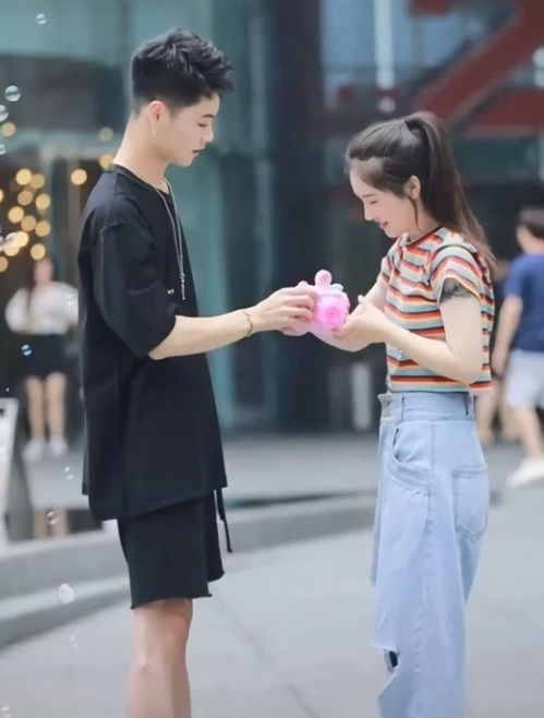 现在的小情侣是咋回事总喜欢换着裤子穿,真想踹飞狗粮