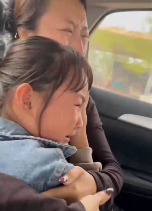 35岁女子带19岁男友回家,被亲戚围观称各取所需,喜欢爹系男友