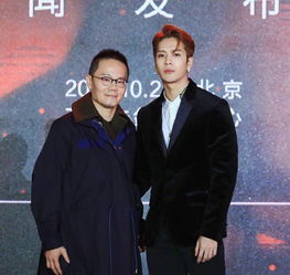 嘻哈气质男友王嘉尔,全身黑色系穿搭,冷酷又运动的时尚