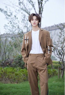 最佳男友约会怎么穿朱正廷毛衣衬衫齐上线,演绎温柔绅士风