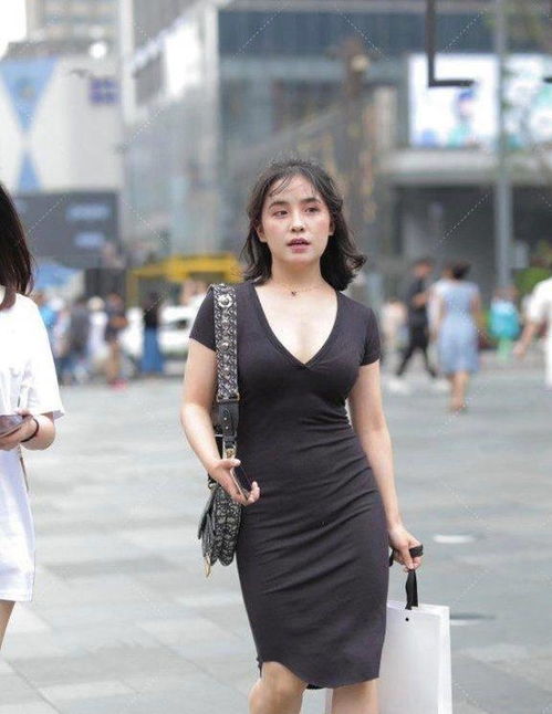 瘦小女孩穿搭高级职场风,v字领搭配黑色系风格,意外秀出高级感