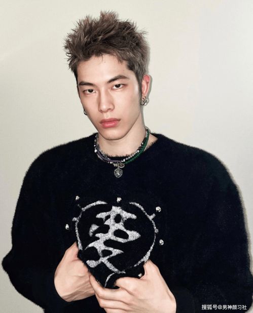 安静而有力,会穿黑色系的男人,才是真正的有品位的