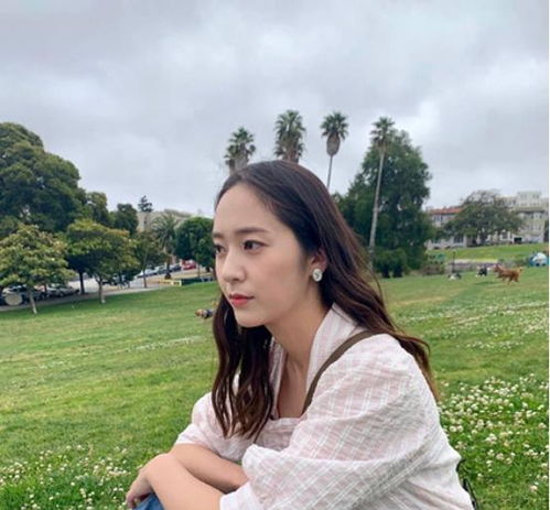 25岁的郑秀晶出道10年了,猫系少女的穿搭,身材太绝了