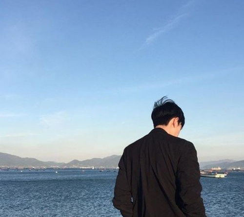 先天残疾被遗弃,23年后亲生父母来相认,男孩说的话让养母流泪