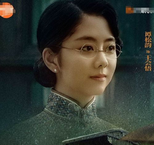 原以为谭松韵只适合甜美少女,看到她的旗袍扮相,端庄大气太绝了
