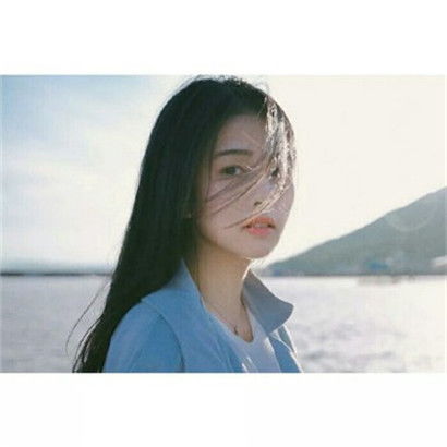 上下白边女头像小清新,带你去喜欢的那片天空