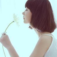 急求白色花朵的意境女生头像
