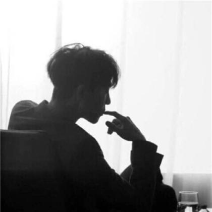 男生颓废伤感黑白头像图片,时间总在怂恿我对你的真心