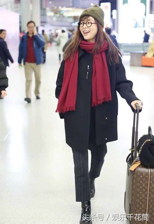 胖成圆脸,张静初现身机场,戴猫耳帽黑框镜变身日系文艺少女
