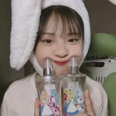 女生头像真人五官清晰