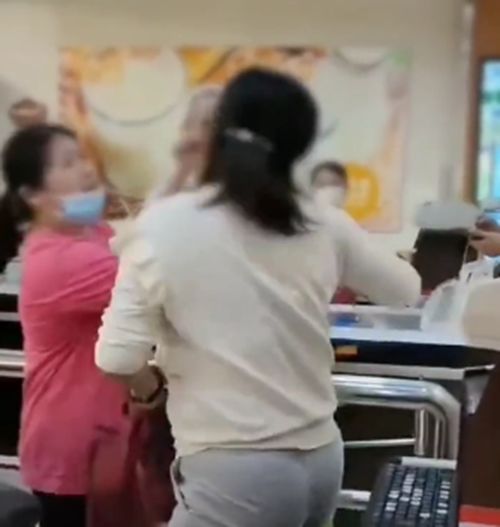 女子当众指责收银员,大爷上前劝阻反被女子扇耳光