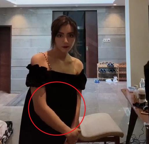 麦迪娜近照手臂粗壮大肚明显像怀二胎,被老公吐槽只看剧不健身