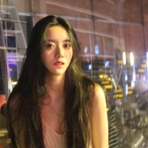 白色治愈系图片头像女梨涡