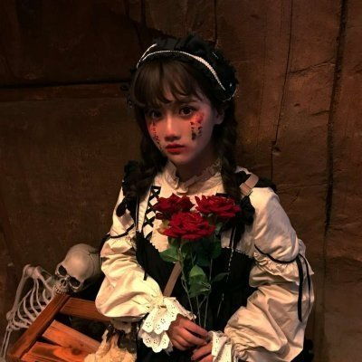 幽默笑话老婆出差,送老婆去车站,本想送到站里面的,谁知检票员不让进

