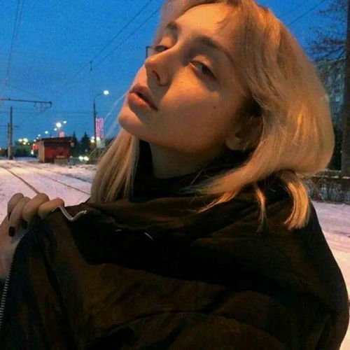 女生头像蓝色气泡水