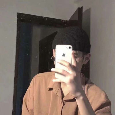 高冷男头像真人高清拿着手机拍照的男生头像