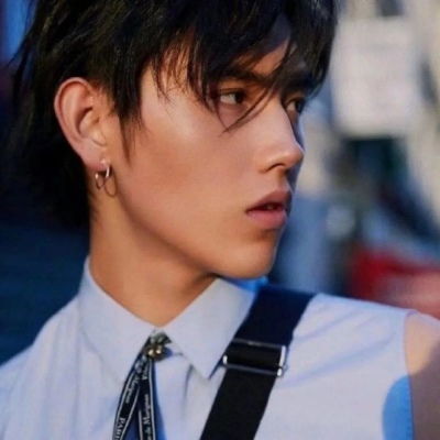 最新男头像白天的理智总在黑夜里翻了车
