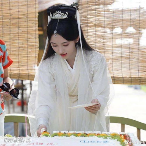 鞠婧祎在拍戏中度过生日,网友白衣服的好美啊