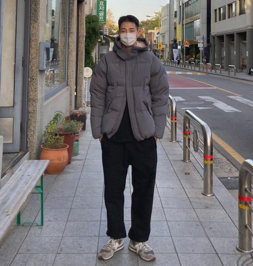 2020冬天流行黑色系外套,男生掌握这些穿搭,温暖又帅气