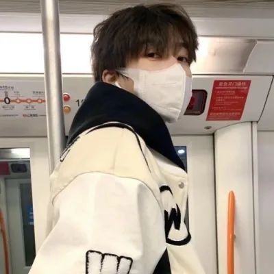 男生头像我希望吹过我的风会绕好几圈去拥抱你