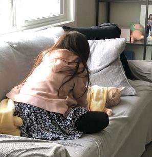 养猫7年被猫咪同化,女孩倒挂床边高难度撸猫,这姿势太强了吧