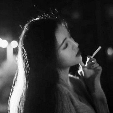 女生抽烟头像女生夹烟好看手势图片