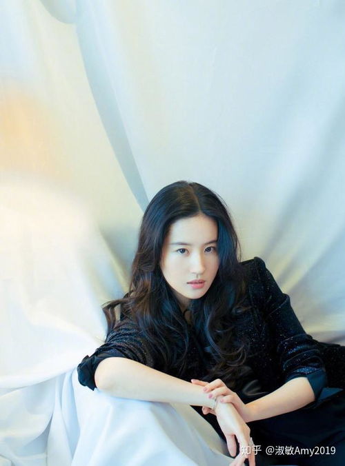 刘亦菲示范穿搭,黑色西装变身女总裁,神仙姐姐也能霸气十足