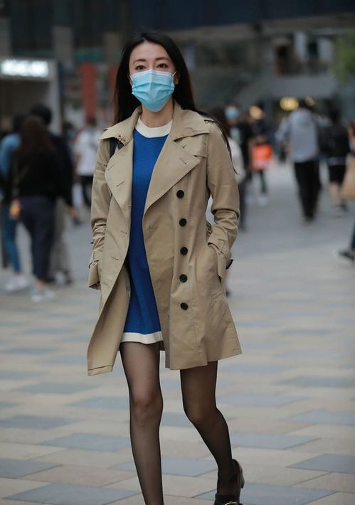 浅咖色风衣湖兰小短裙,成熟女生的必备,轻奢气质很高级