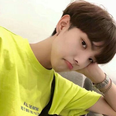 帅气阳光黄色系男生头像
