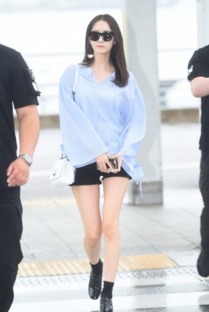 少女时代允儿热裤秀细腿清纯装扮露性感锁骨
