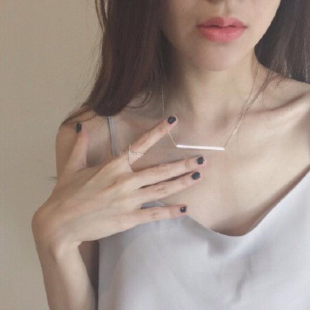 锁骨红唇不露脸女生头像