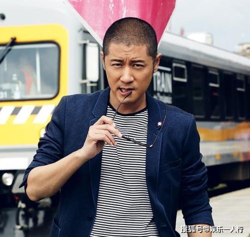走进任重生活中的家,客厅放个老式电视机,比厨房面积都还要小