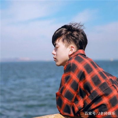 15岁女初中生戴口罩成网红,直播时摘下口罩露脸,女神气质不见了