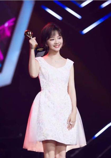 矮个子菇凉穿衣技巧,谭松韵小姐姐帅气甜美可爱女人味