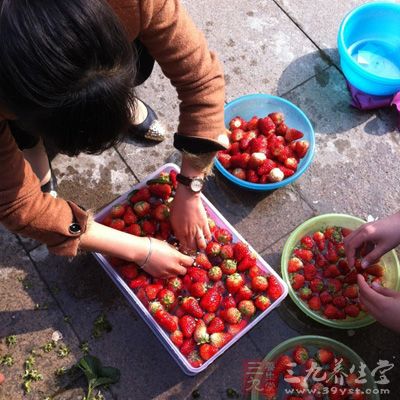 多部门联合对吃草莓致癌辟谣