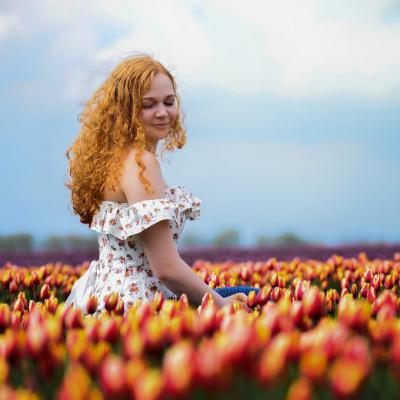 花丛中美女图片头像,花海中的美女图片做头像很好