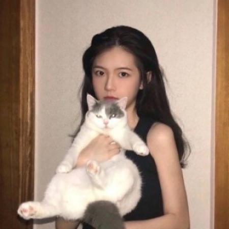 好看抱猫女头,怀里抱有猫的女生头像图片