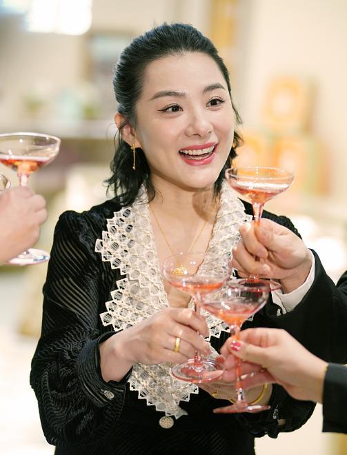 刘璇与王弢夫妻二人现身开业仪式,全黑色系情侣装,好般配