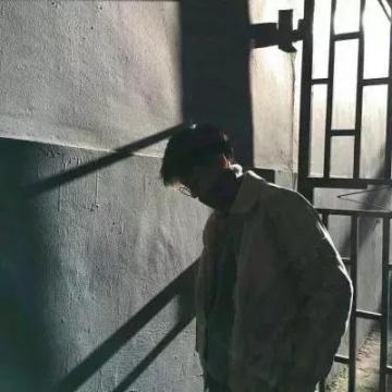 微信男生头像颓废丧系很酷的伤感男生头像大全
