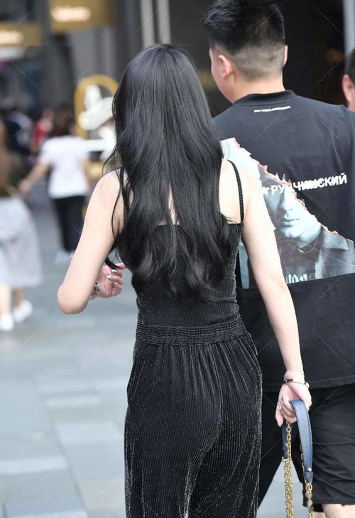 哈伦裤连接黑色上衣烘托气质,黑暗系风格看着就高冷