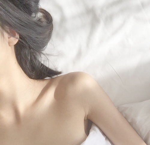 女生头像禁欲系锁骨头像图片铅笔裤