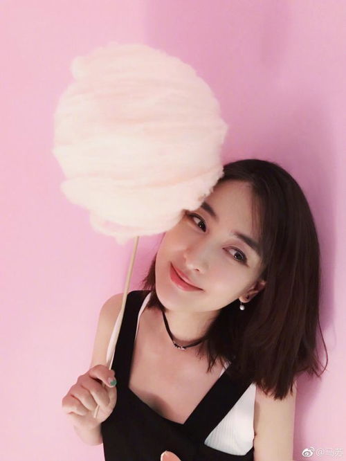 马苏晒粉系少女照,还是显得女人味十足,只是变得更粉了