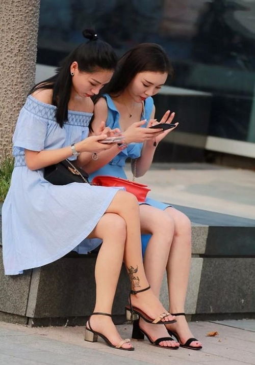 街拍,美女穿黑色的连衣裙显瘦显气质