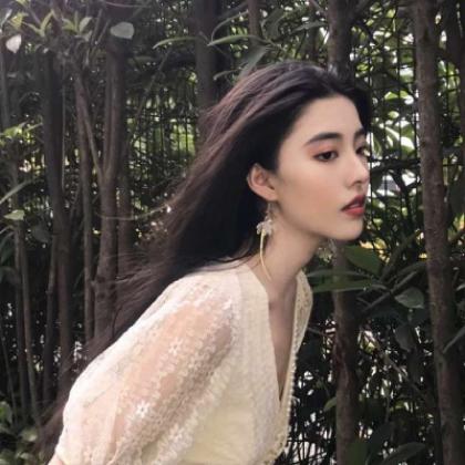 qq女生霸气头像,比较冷酷的美女