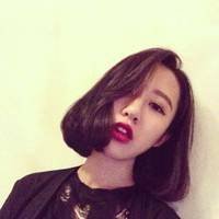 短发黑色红唇女生头像